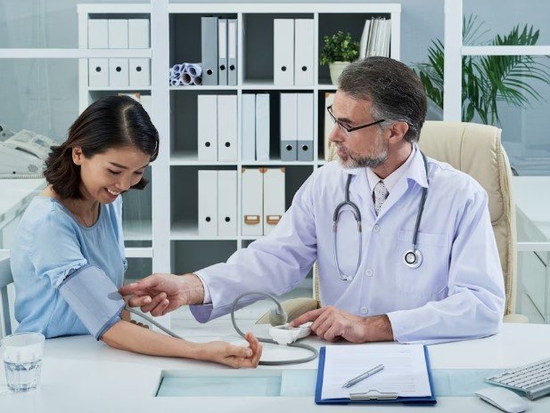 Patient consulting with the Best General Physician in Khora Colony for health check-up